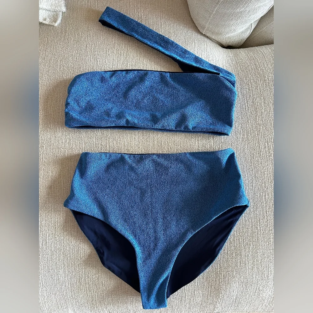 Bikini - Picture 1 of 5